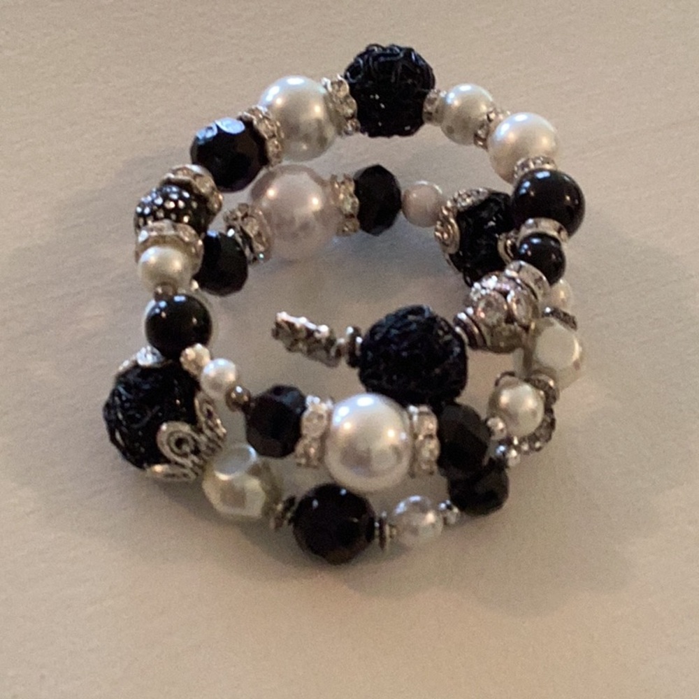 One of a kind Artisans Elegant Black and White Beaded Bracelet